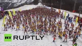 Массовый спуск лыжников и сноубордистов в купальниках со склонов «Розы Хутор»