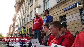«Руки Прочь От Детей!» — Волонтеры У Посольства Польши Выразили Протест Действиям Польских Властей