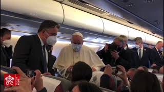 Saludo del Papa Francisco con los periodistas en el avión papal