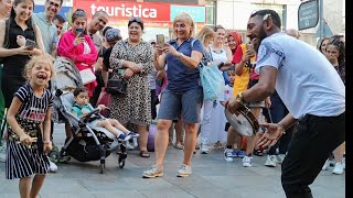 Küçük Roman Kız Roman Dansı Ile İzleyenleri Uçurdu