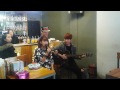 Kelvin đàn cho Khởi My hát ở Đà Lạt