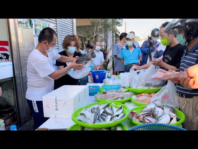 帥老爸要叫小兒子來叫賣 小胖弟害羞不敢上場啦 中彰海王子海鮮叫賣彰化和美海鮮拍賣811 Litetube 帥老爸要叫小兒子來叫賣 小胖弟害羞不敢上場啦 中彰海王子海鮮叫賣彰化和美海鮮拍賣811 Litetube