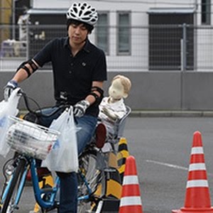 自転車に荷物を載せたり 傘を差した運転の危険性