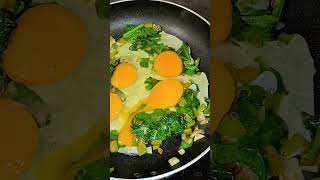 huevos revueltos con espinacas un desayuno saludable
