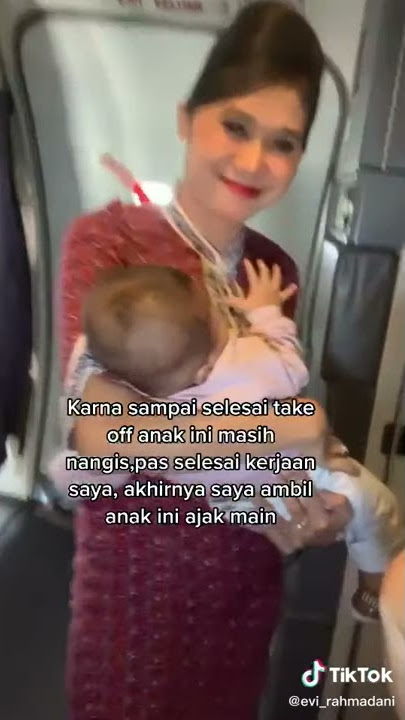 pramugari gendong bayi di pesawat