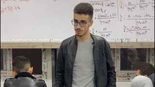 عندما يسأل التلاميذ و يذهب الأستاذ الى طاولاتهم للاجابة بكل فرح و سرور