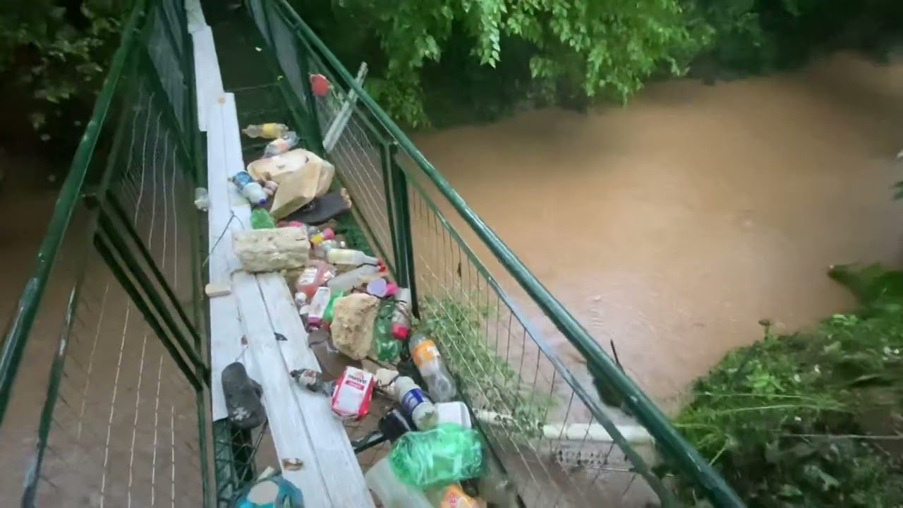 Ecobarreira em dia de chuva forte