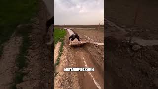 Пластиковый пакет с водой поперёк потока. Потери воды на склоне — с сорока до нуля.