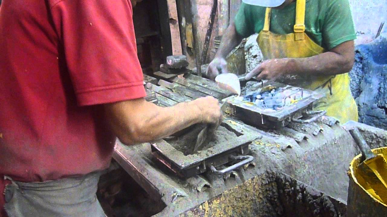 Fabricación manual de baldosas de cemento - YouTube