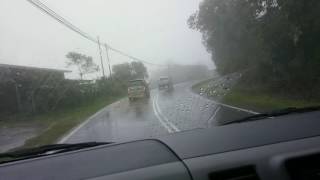 العودة تحت المطر من جبل كانيبالو،ولاية صباح، جزيرة بورنيو، ماليزيا