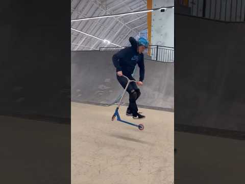 Видео: Пробовали второй трюк? #самокат #скейтпарк #skatepark #трюкинасамокате #трюки #bmx #scooter