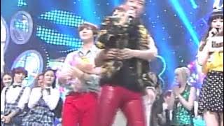 SHINee's Jonghyun hugging Bigbang's Seungri