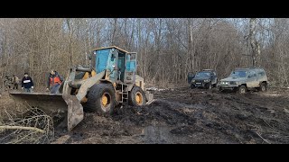 Эвакуация трактора из мягкой весенней почвы двумя Pajero