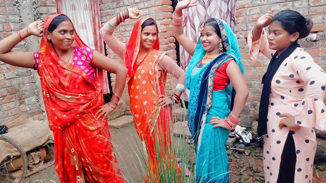 Посмотрите, как деревенские женщины танцуют под традиционную песню Карма-Дхарма. |IMR Films