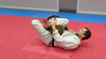 Double unders pass counter to triangle choke