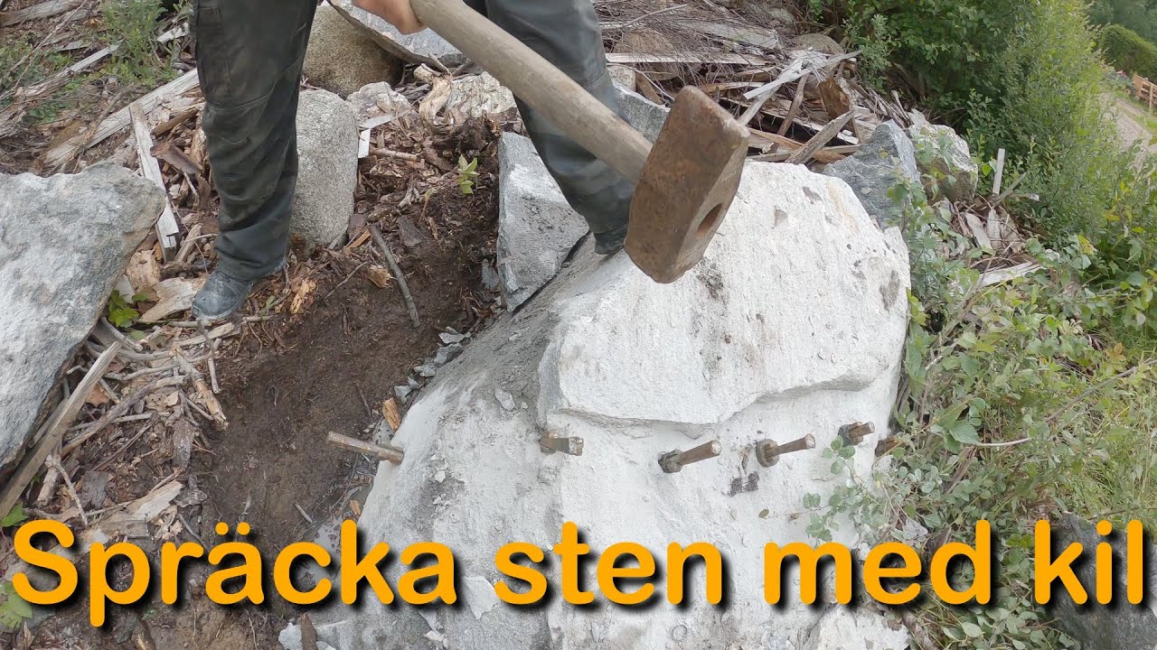 Peter och Tor Arne spräcker sista stenen med kil (Utanför sågverket)