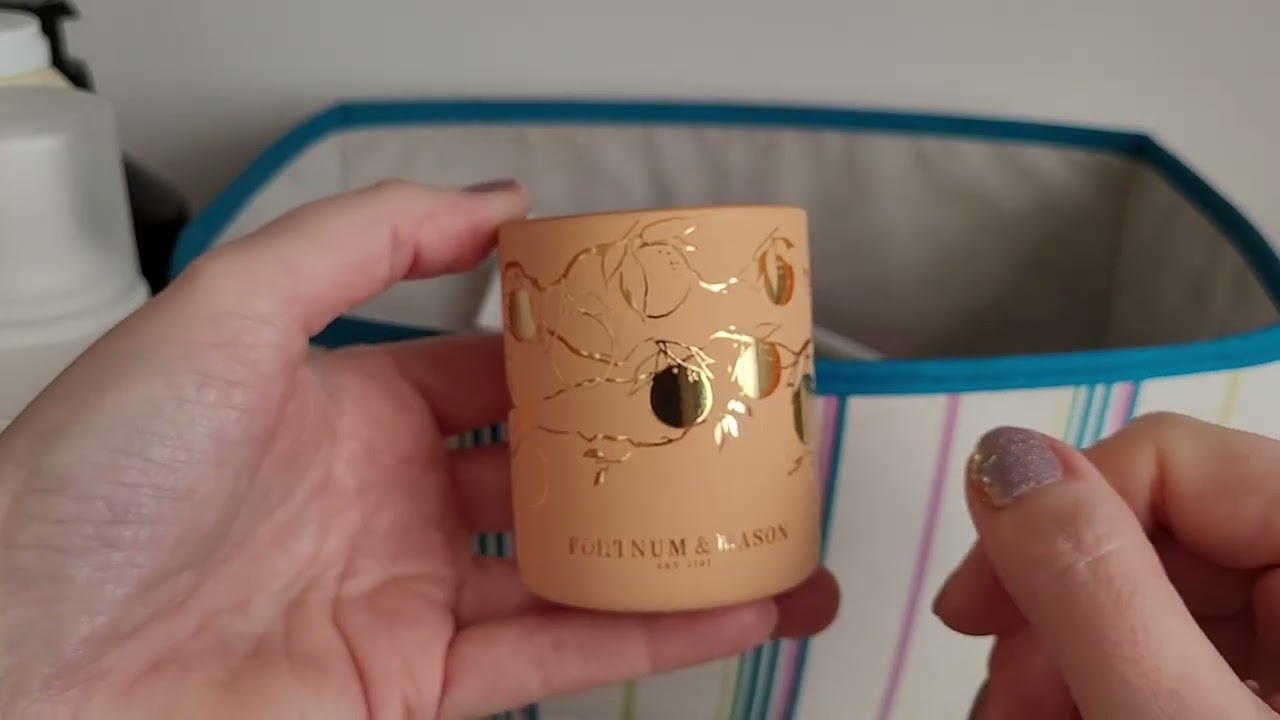 Косметика и пустые баночки для макияжа