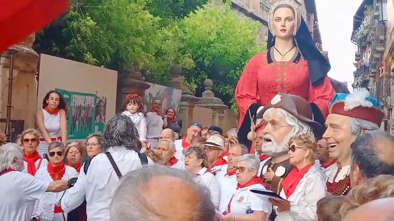 Auroros de Viana cantan a la entrada de la Iglesia de Santa María de Viana