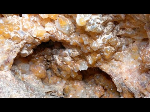 广西深山洞里发现一无价之宝，天然形成的黄色宝石，真是难得一见