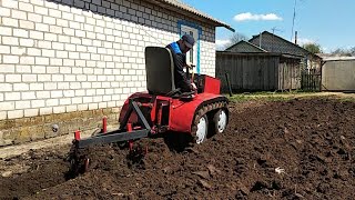 Гусеничный минитрактор пашет огород , садим картошку под солому .