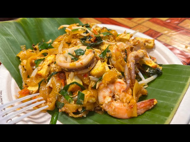 Halal Street Food In Bangkok, Thailand | YOU MUST GO THIS MUSLIM FRIENDLY FOOD PARADISE!! class=