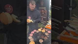 Burger Grillen beim Catering