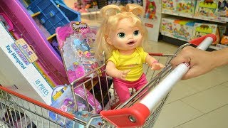 La Muñeca Baby Alive Sara va con su Mami a la Juguetería y quiere Comprar Todo!!! TotoyKids