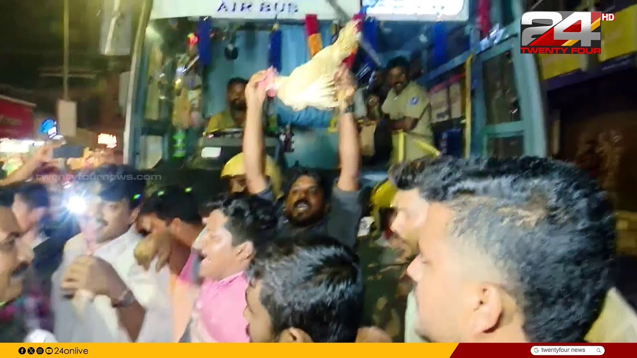 കോഴിയുമായി KSRTC ബസ് തടഞ്ഞ് യൂത്ത് കോൺഗ്രസുകാർ; ഗണേഷ് കുമാറിനെതിരെ കൽപ്പറ്റയിൽ പ്രതിഷേധം
