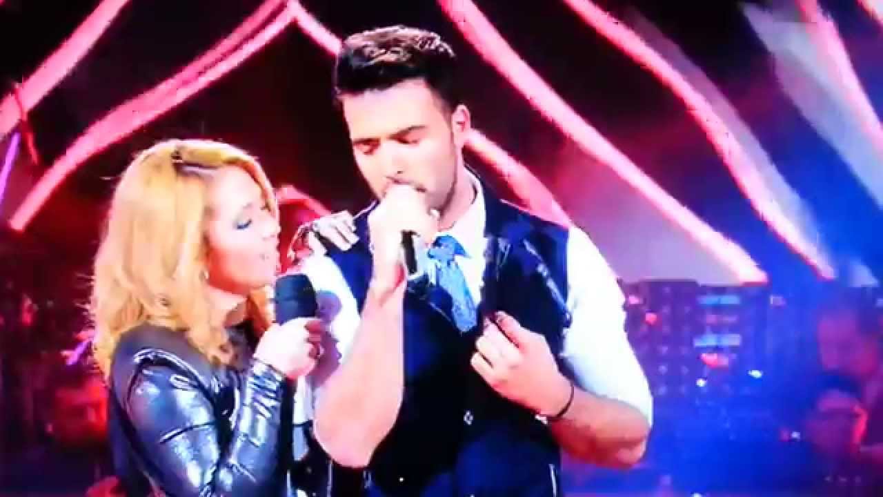 Jencarlos Canela y Paloma -Besame