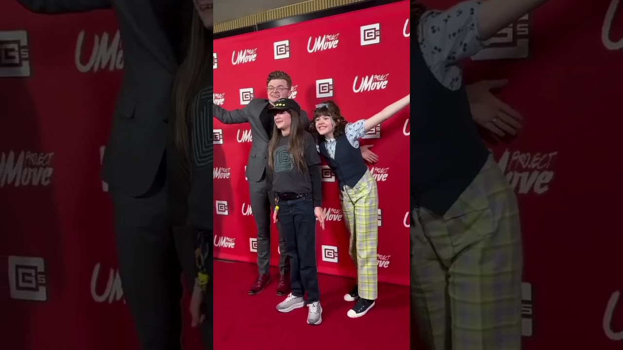 taking pictures with fans ❤️☝🏻 