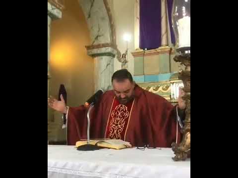 Com Igreja vaziia Padre Gérson chora ao celebrar missa