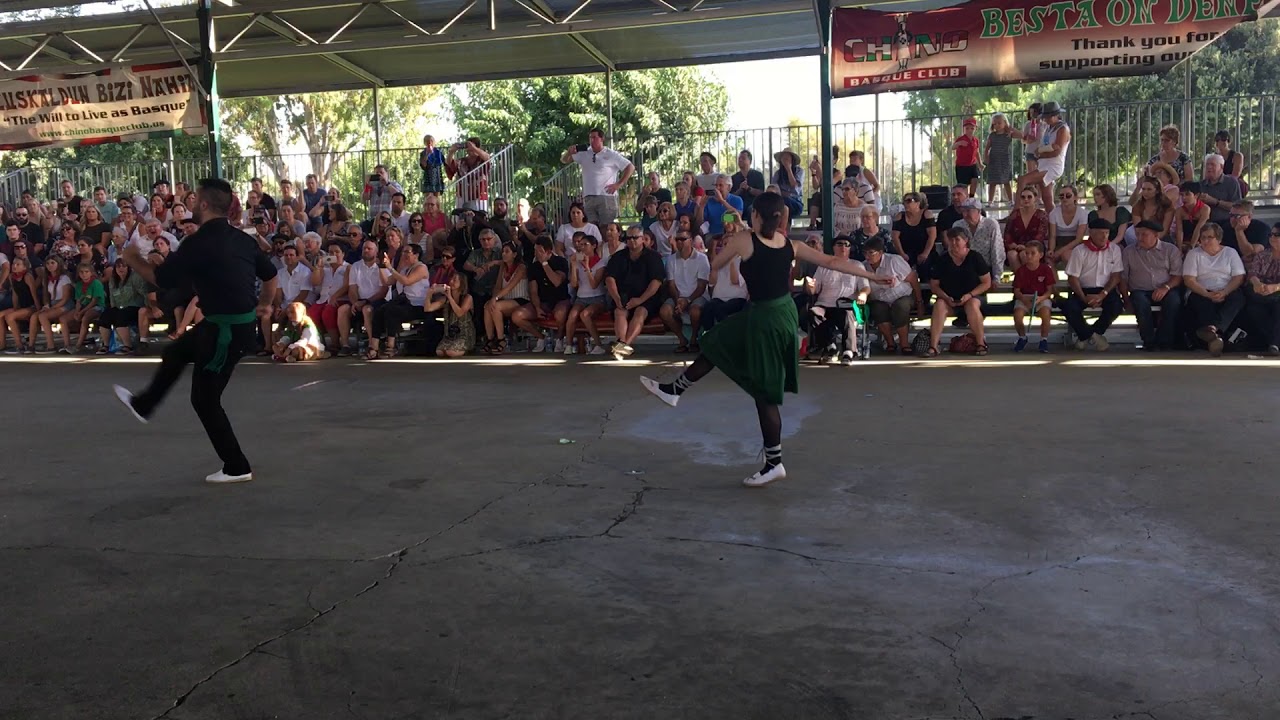 Sagarra Jo ! Dance (back view)