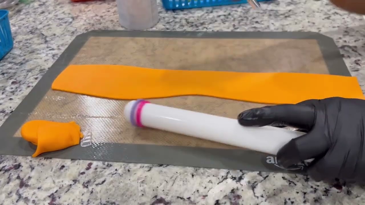 Fondant race track for Hotwheels cake