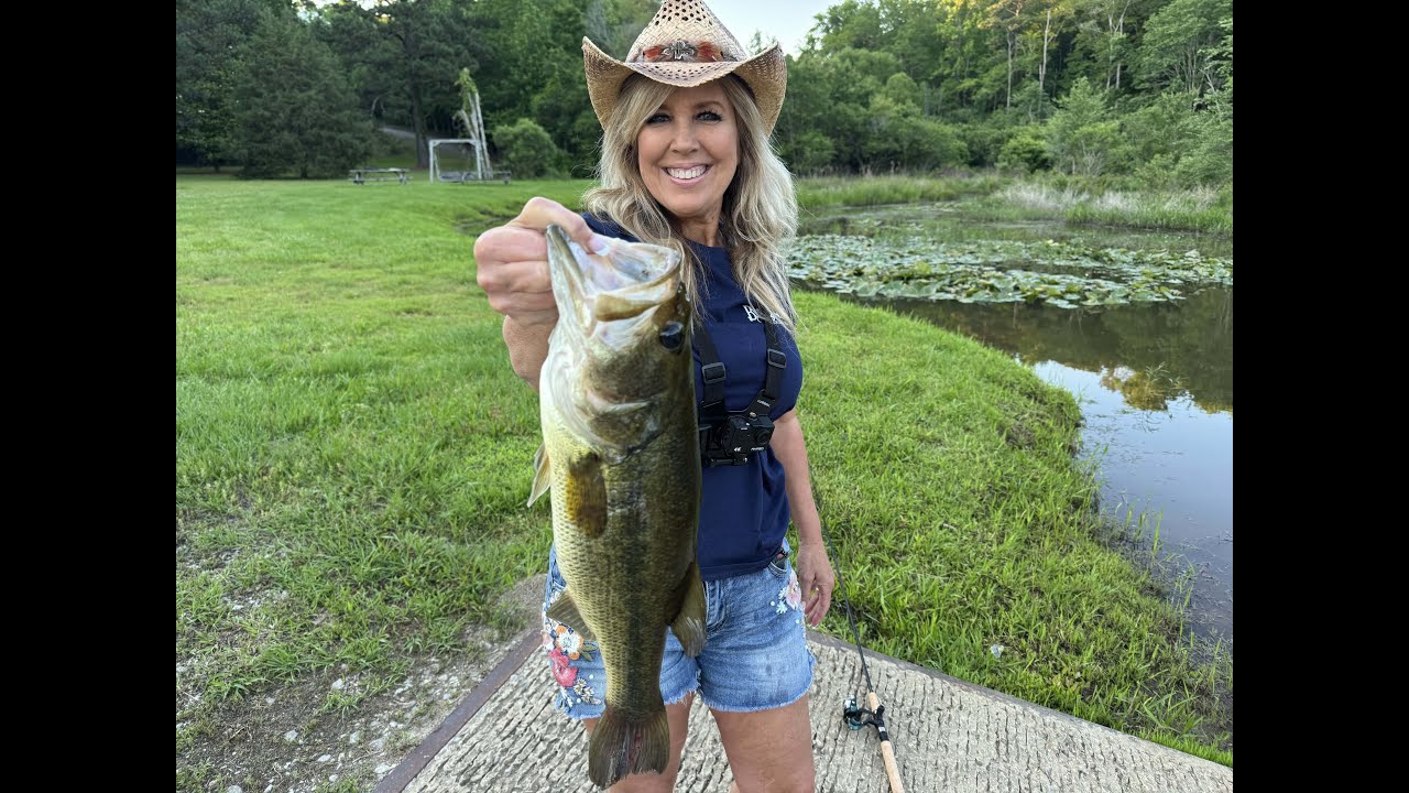 Showing My Husband How To Catch Largemouth Bass / Bass Fishing / Lake Tuscaloosa Alabama