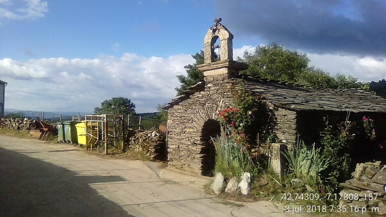 Camino de Santiago Duermo en la ermita de San Pedro de O Biduedo