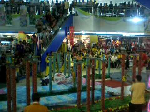 (08-12-07) Seremban Centra Points 舞狮表演中失足