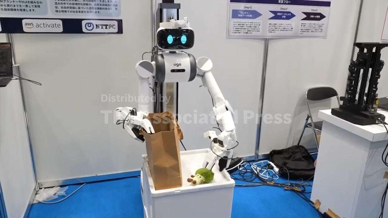 Humanoid robots crack jokes and grasp items at Humanoid Robot Expo