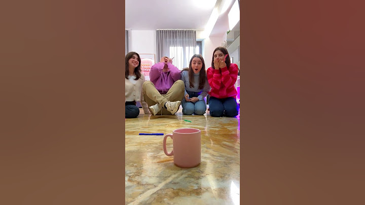Dani e Robbi nuova challenge fai centro nella tazza con le penne con i nostri amici! #shorts