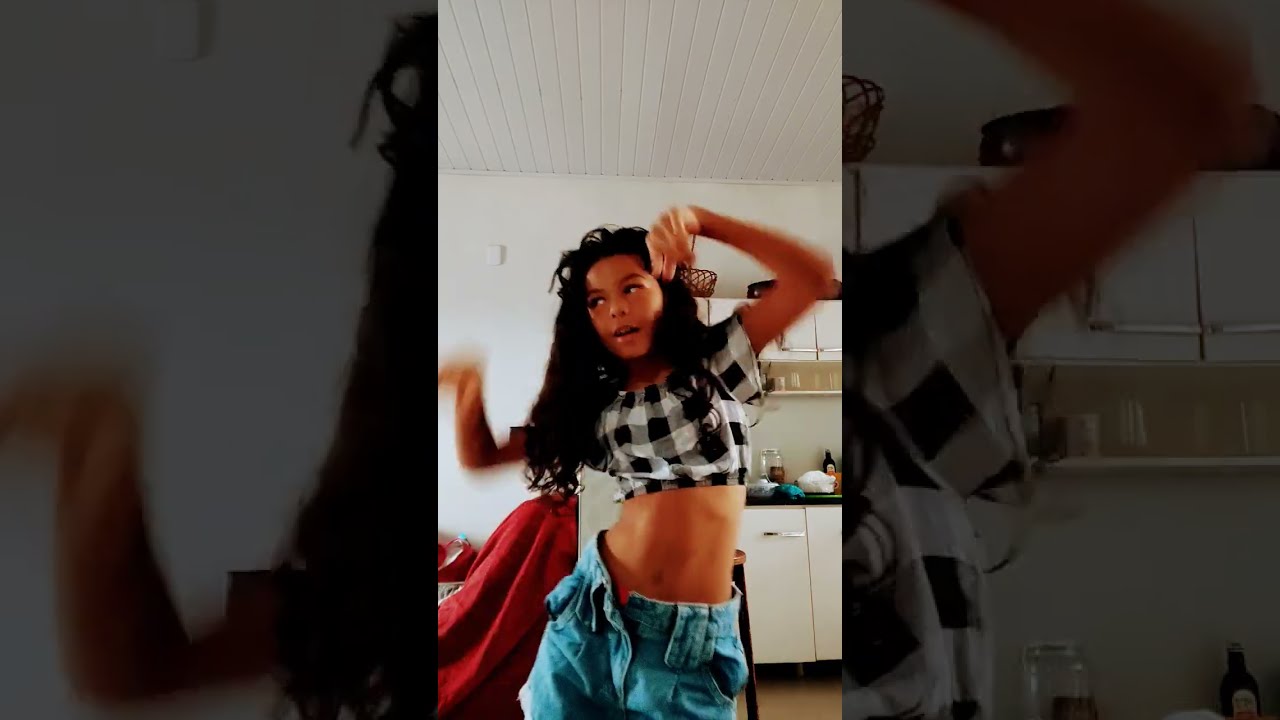 puxando o cabelo dela dando tapa na malandra