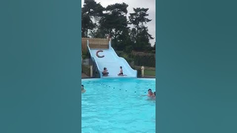 Tom en E - juli 2017 - stoere jongens op de glijbaan
