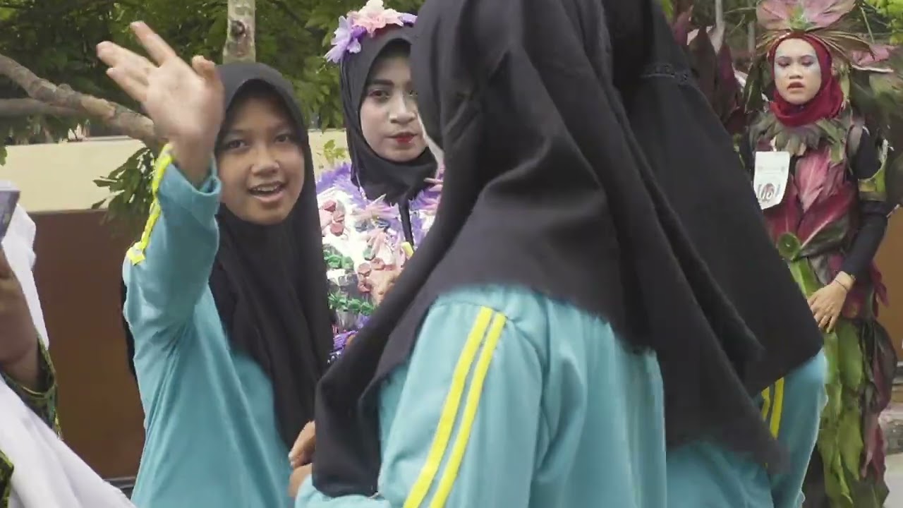 FASHION SHOW GAUN KREASI LIMBAH DALAM RANGKA MEMPERINGATI HUT RI KE-77