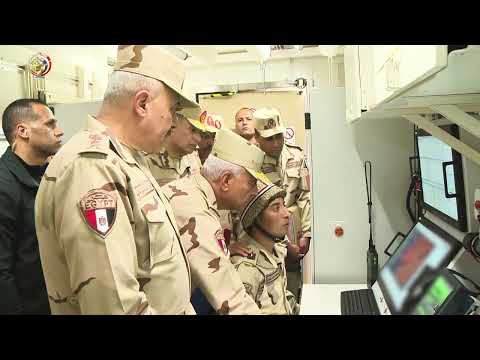 الفريق أول عبد المجيد صقر يتفقد أحد تشكيلات قوات الدفاع الجوى ويلتقى عدد ا من المقاتلين