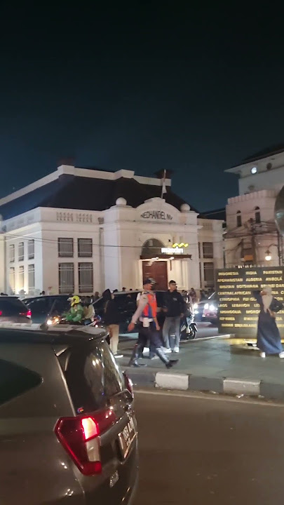 Suasana malam jalan sekitar Alun-alun Bandung