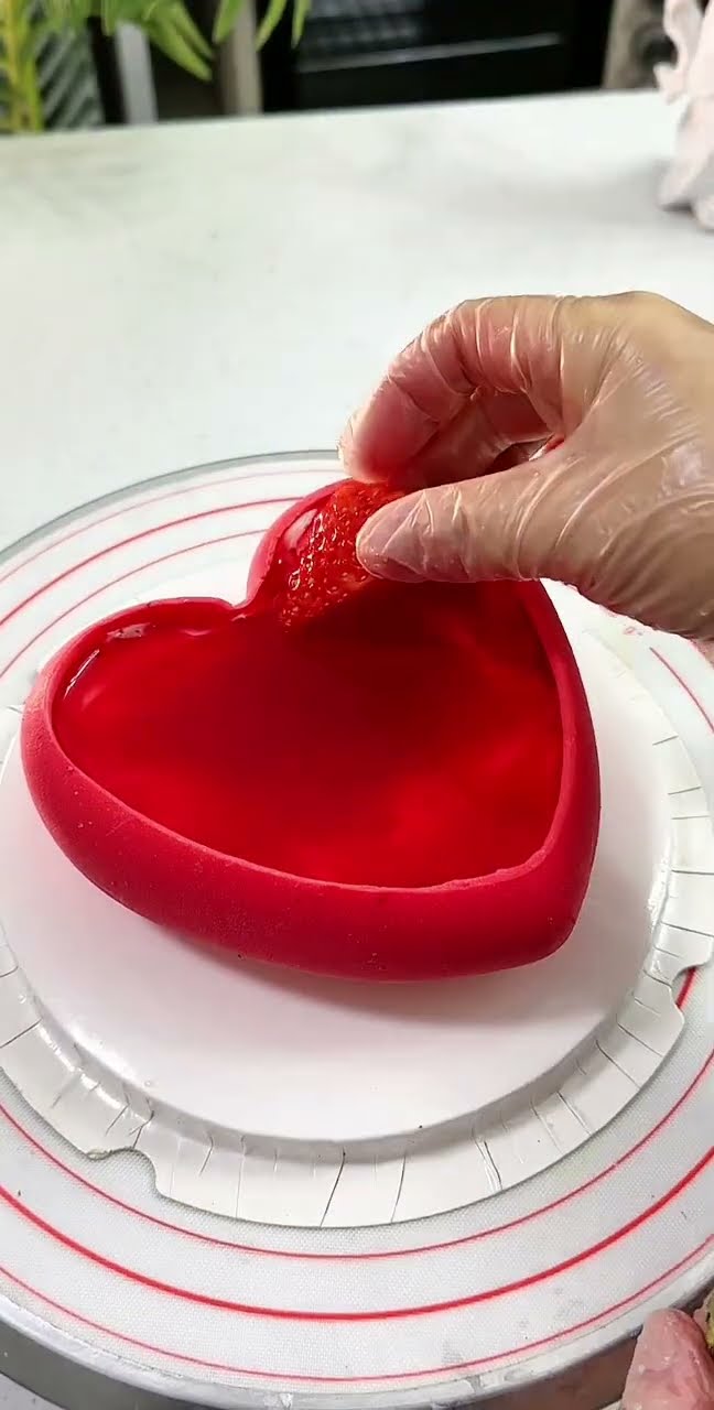 This heart-shaped cake is very popular. With this chocolate shell, you can quickly get orders for