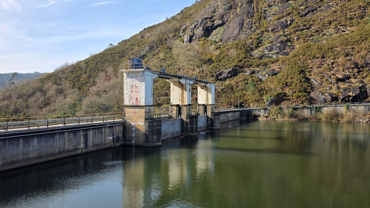El embalse de barrié de la maza al límite tras las lluvias en galicia