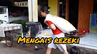 Ibu muda berjualan sayur keliling dengan mobil pickup Ibu muda berjualan sayur keliling dengan mobil pickup