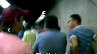 Por Empujar a su mujer por las escaleras del metro de caracas