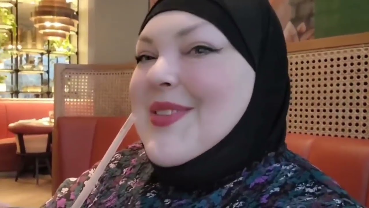 FOODIE BEAUTY FERAL WOMAN PAINTING THE TOWN RED LIKE PUTA LIPSTICK 🤡