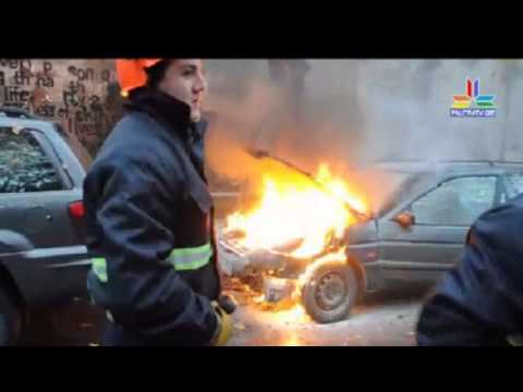 უზნაძის ქუჩაზე მსუბუქ ავტომანქანას ცეცხლი გაუჩნდა - რას ყვება თვითმხილველი