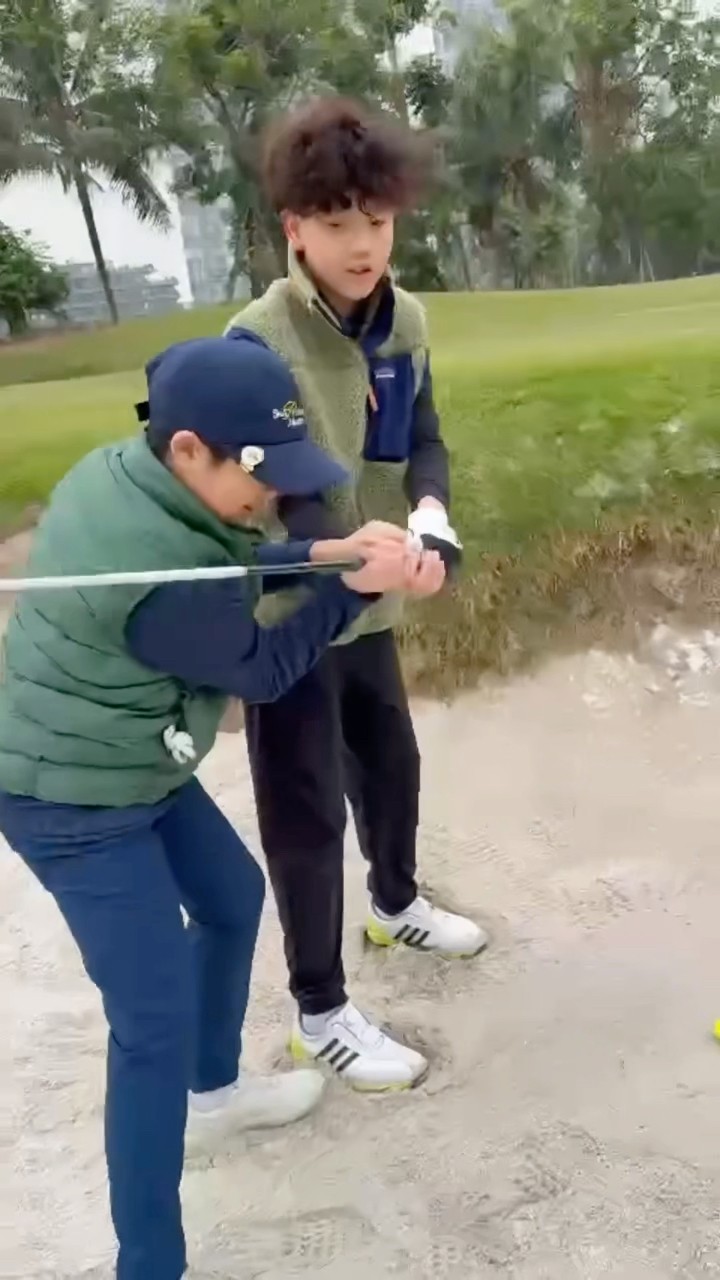 (Golf familyVN) nhờ sự trợ giúp của bạn thân cậu bé đánh tốt ?tại sân golf Ecopark#golf